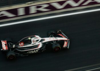 Verstappen dominiert den Großen Preis von Japan mit makellosem Sieg.